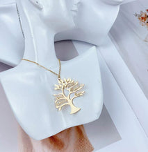 Split ring and clasp detail on personalized tree keychain
